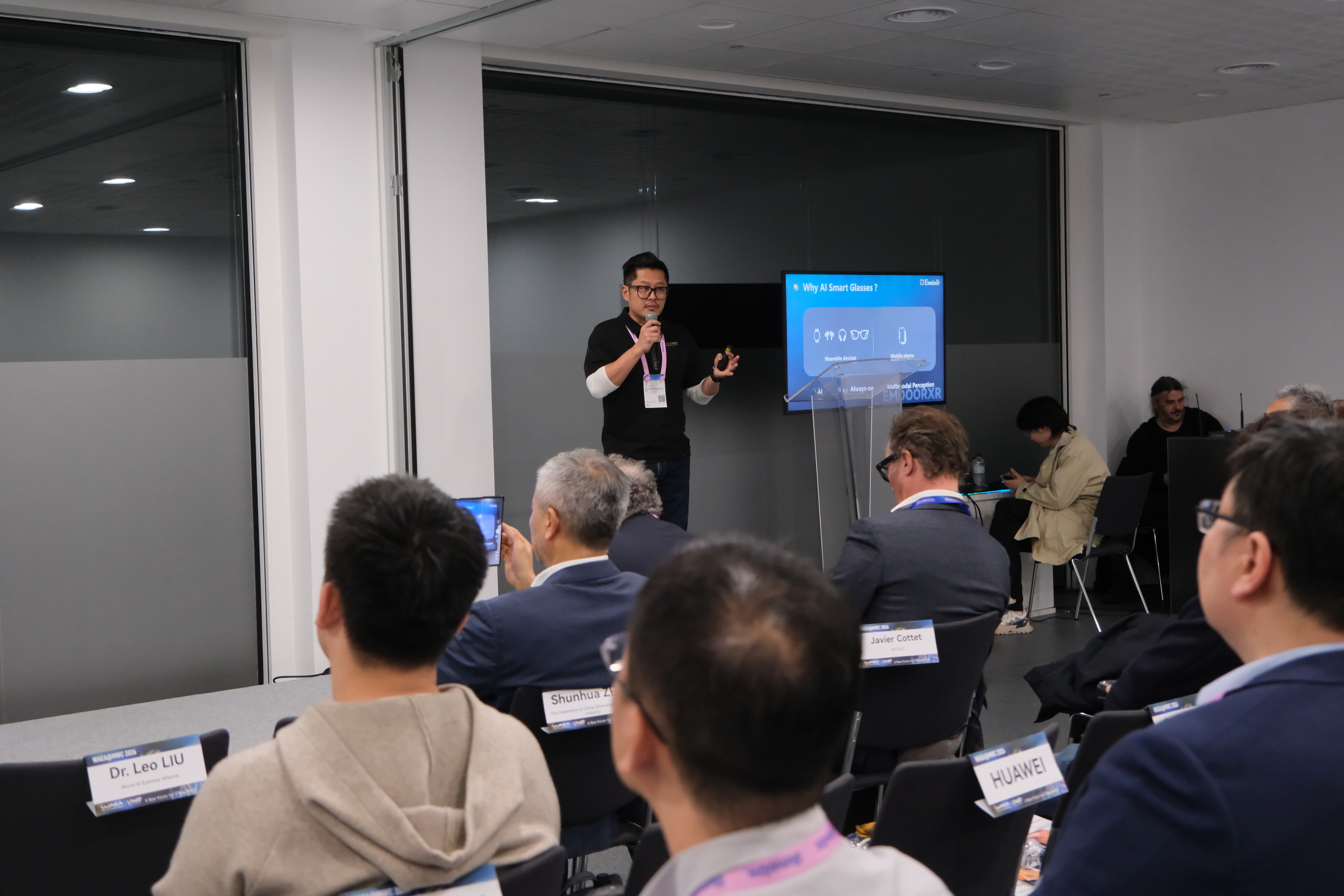 EmdoorVR营销总监Victor DAI以《可视化智能设备的下一个时代》为主题发表演讲
